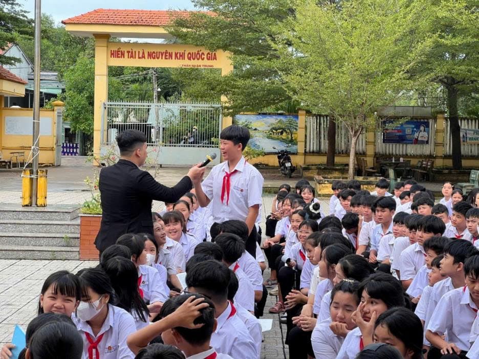 Học sinh thảo luận tình huống
