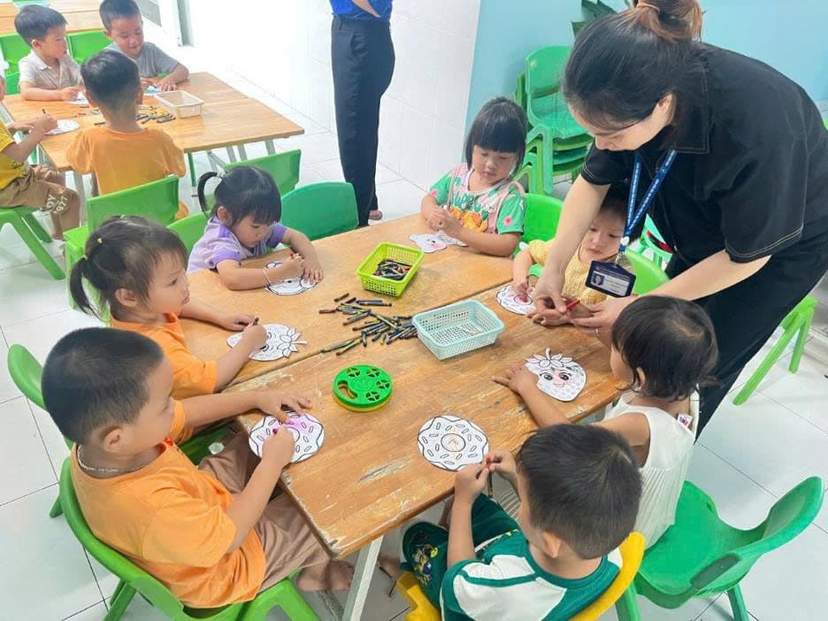 Trẻ trải nghiệm robot Rio